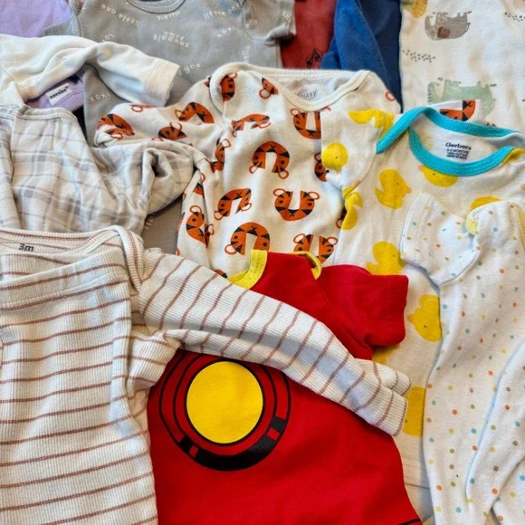 18 Baby Clothes Lot 0-3 Months Bodysuits Sleepers Onesies Neutral Patterns Mix - Picture 7 of 7